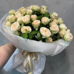 9 кустовых роз в упаковке