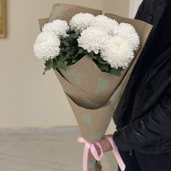 Букет 7 белых одноголовых хризантем в крафте в Симферополе