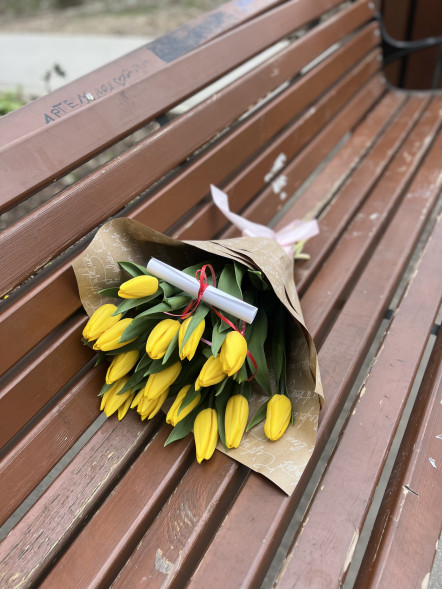 15 жёлтых тюльпанов в Симферополе