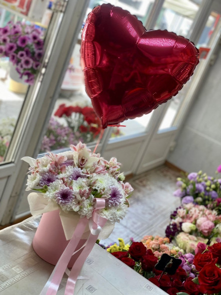 Цветы в коробке и шарик в форме сердца в Симферополе