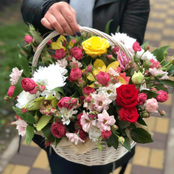 Композиция в корзине "Искра счастья"